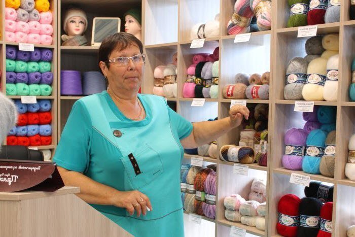 Продавец В Магазине Пряжа